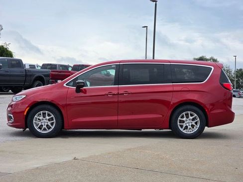 Certified 2025 Chrysler Pacifica Select FWD image 5