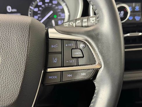 Used 2021 Toyota Highlander XLE AWD/4WD image 19