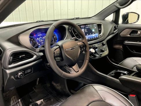 Used 2025 Chrysler Pacifica Limited FWD image 14