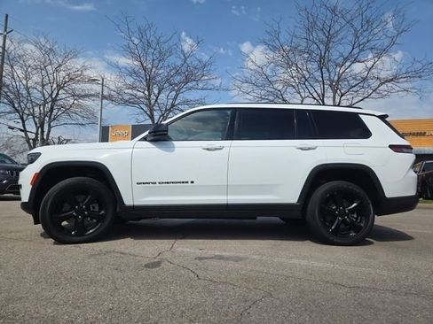 Used 2023 Jeep Grand Cherokee L Laredo AWD/4WD image 19