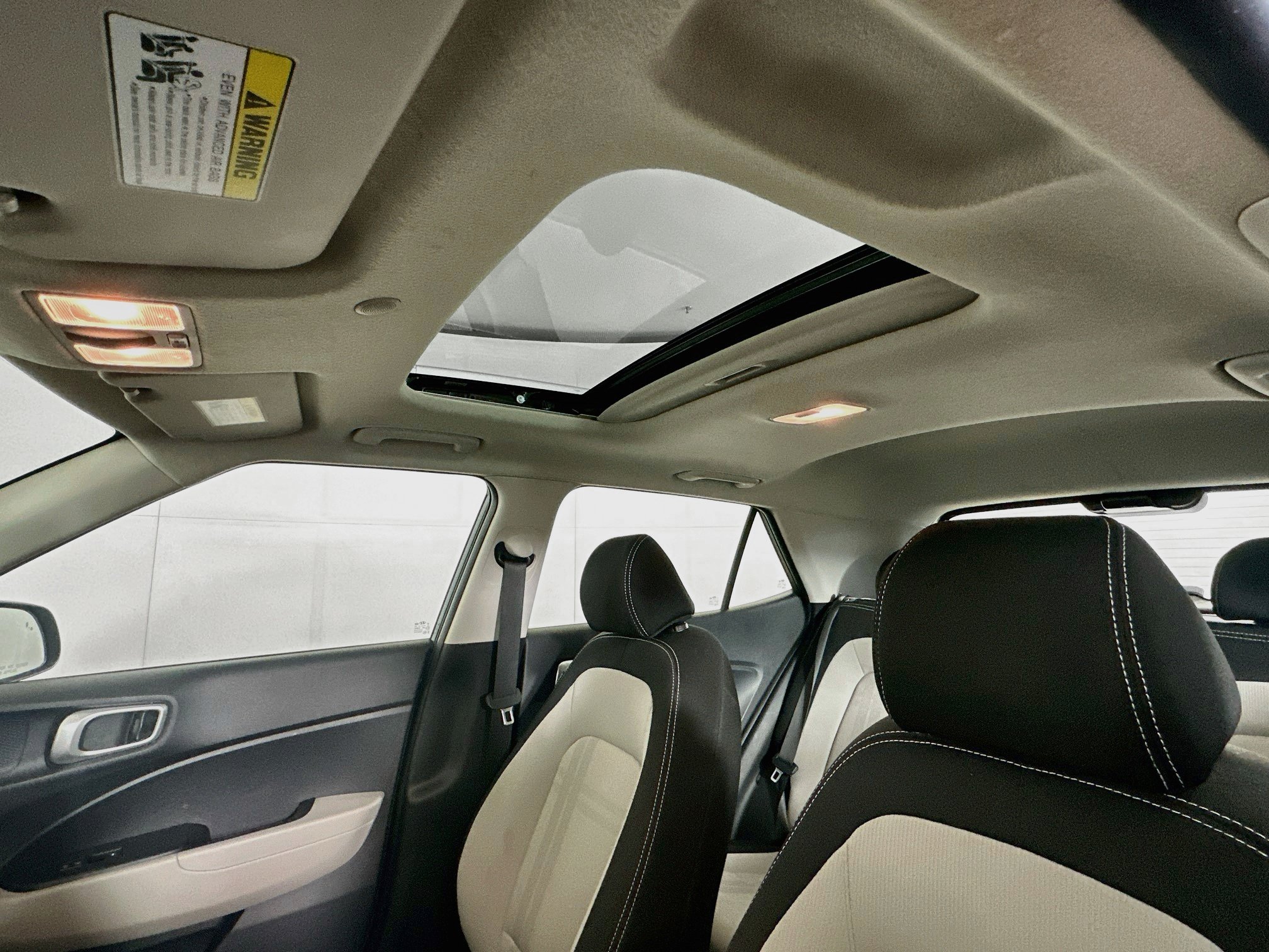Used 2025 Hyundai Venue SEL FWD image 25