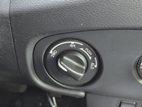 Used 2022 Nissan Frontier SV w/ Technology Package image 19