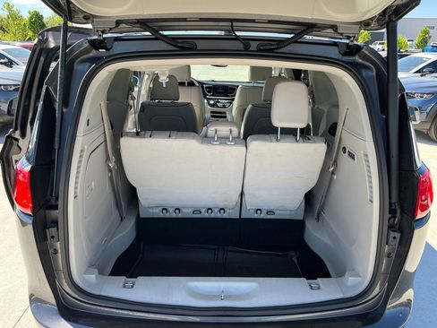 Used 2018 Chrysler Pacifica Limited w/ Tire & Wheel Group FWD image 15