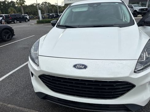 Used 2021 Ford Escape SE w/ SE Sport Appearance Package FWD image 2