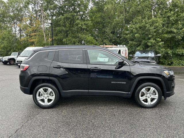 Used 2023 Jeep Compass Latitude AWD/4WD image 2