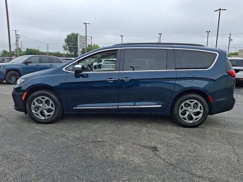 Used 2022 Chrysler Pacifica Limited w/ Uconnect Theater Family Group AWD/4WD image 7