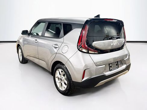 Used 2023 Kia Soul LX w/ LX Technology Package FWD image 5