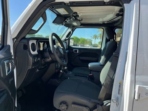 Used 2024 Jeep Wrangler Unlimited image 11