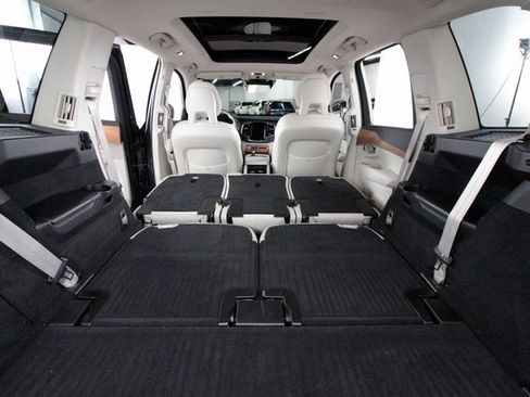 Certified 2022 Volvo XC90 T6 Momentum image 32