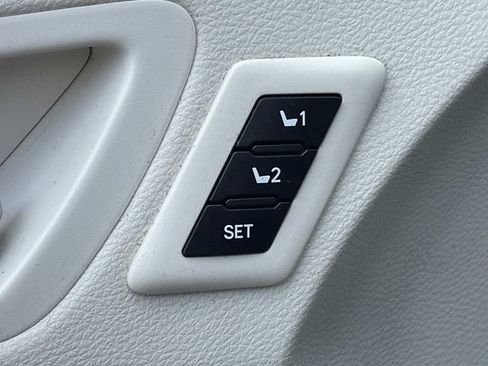 Used 2022 Toyota Sienna Platinum FWD image 25