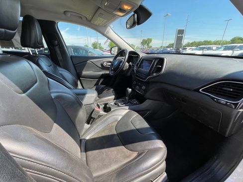 Used 2019 Jeep Cherokee Latitude Plus FWD image 29