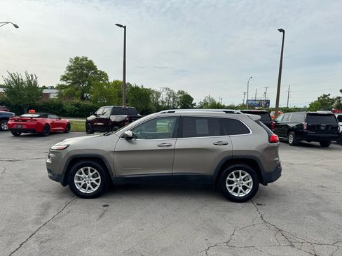 Used 2017 Jeep Cherokee Latitude w/ Cold Weather Group FWD image 6