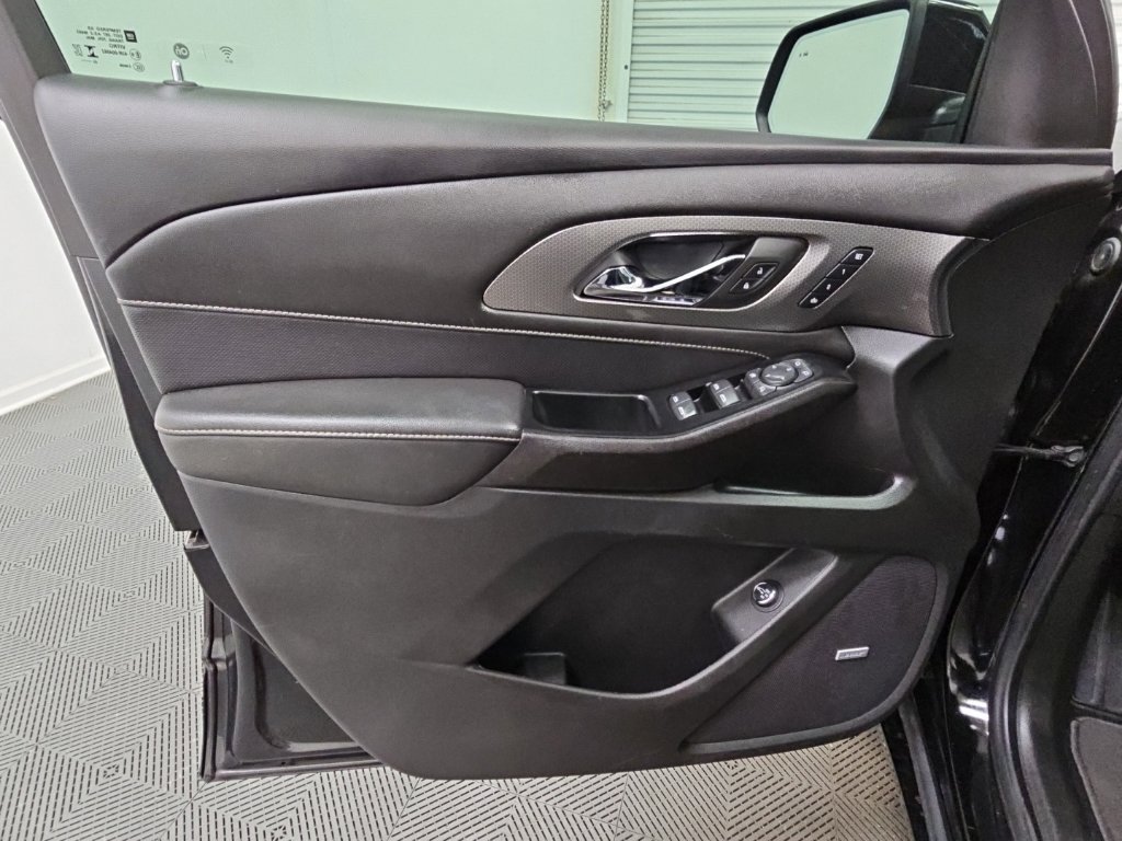 Used 2023 Chevrolet Traverse Premier FWD image 33