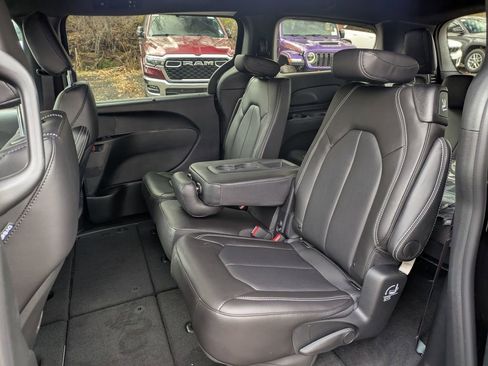New 2026 Chrysler Pacifica Select FWD image 23