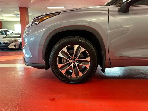 Used 2022 Toyota Highlander XLE AWD/4WD image 28