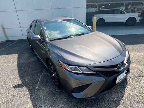 Used 2018 Toyota Camry SE image 1