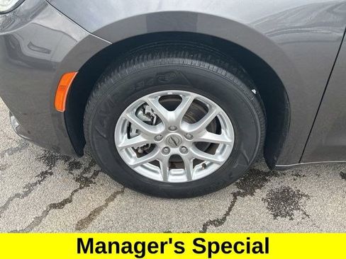 Used 2023 Chrysler Pacifica Touring-L FWD image 44