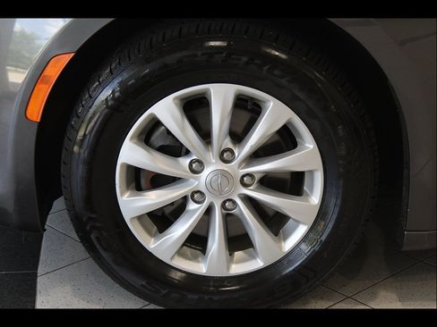 Used 2018 Chrysler Pacifica Touring Plus FWD image 9