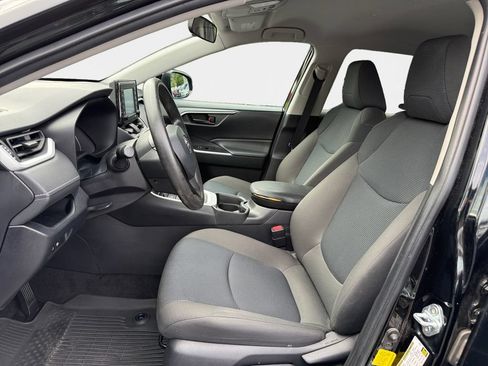Used 2021 Toyota RAV4 LE AWD/4WD image 12