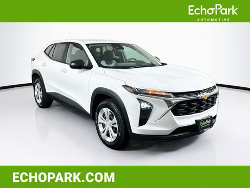 Used 2025 Chevrolet Trax LS FWD image 1