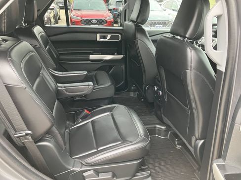 Used 2021 Ford Explorer XLT w/ Equipment Group 202A AWD/4WD image 17