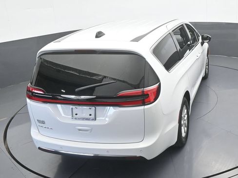 Used 2025 Chrysler Pacifica Select FWD image 45