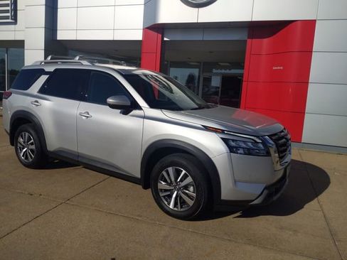 Used 2025 Nissan Pathfinder SL AWD/4WD image 16
