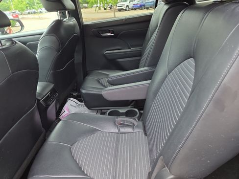 Used 2023 Toyota Highlander XSE AWD/4WD image 10