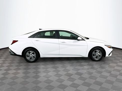 Certified 2025 Hyundai Elantra SE image 4