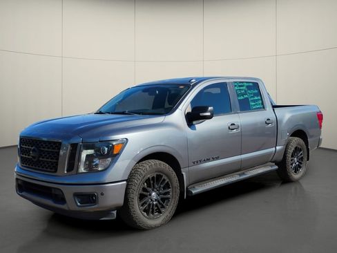 Used 2018 Nissan Titan SV w/ SV Convenience Package RWD image 3