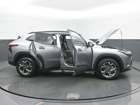 Used 2025 Chevrolet Trax LT w/ LT Convenience Package FWD image 55
