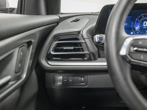 Used 2025 Chevrolet Traverse LT FWD image 18