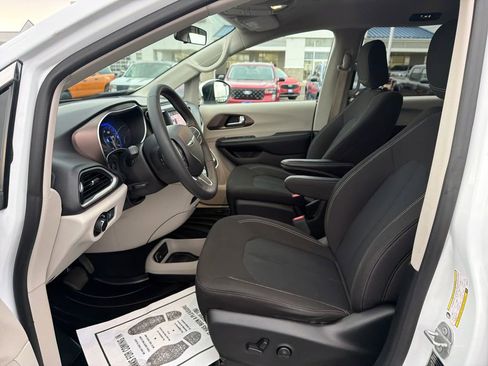 Used 2022 Chrysler Voyager LX image 9