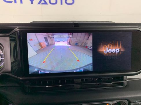 Used 2025 Jeep Wrangler Unlimited Sahara AWD/4WD image 25