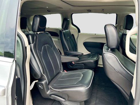 Used 2024 Chrysler Pacifica Limited FWD image 21