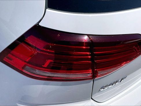 Certified 2021 Volkswagen Golf 4-Door FWD image 28