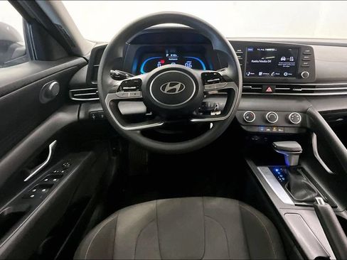 Used 2025 Hyundai Elantra SE FWD image 4