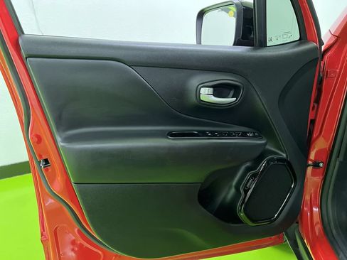 Used 2023 Jeep Renegade Altitude AWD/4WD image 16