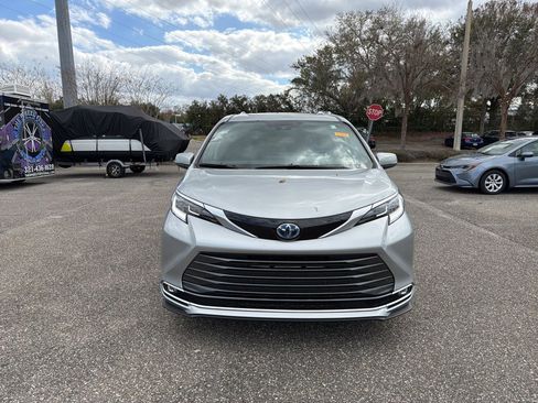 Used 2025 Toyota Sienna Limited image 8
