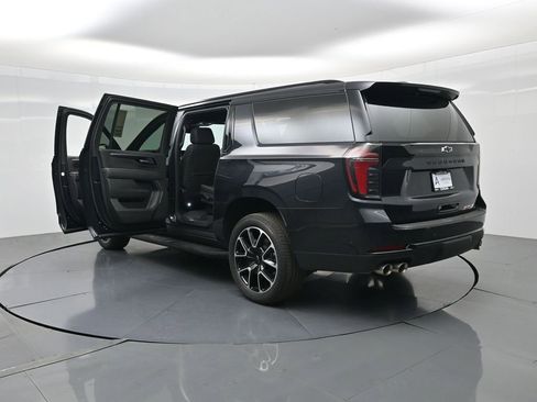 Used 2025 Chevrolet Suburban RST image 27