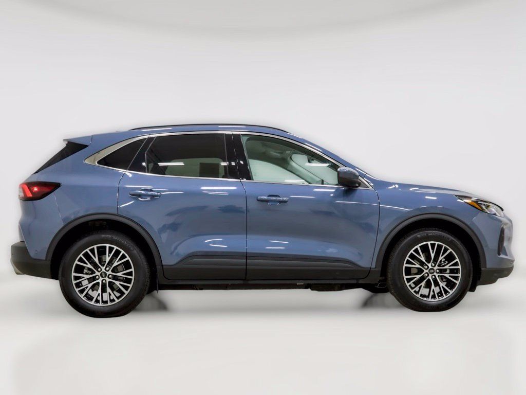 Used 2023 Ford Escape SE w/ PHEV Premium Package FWD image 9