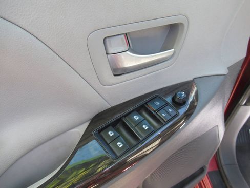 Used 2017 Toyota Sienna XLE Premium w/ Outdoor Package AWD/4WD image 18