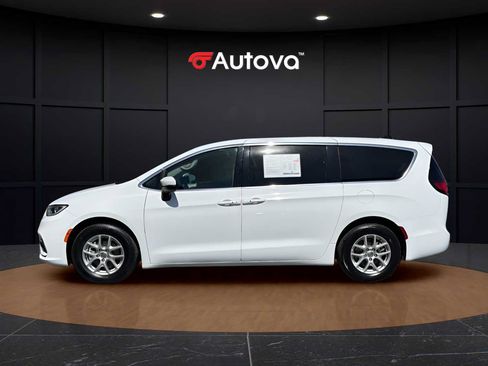 Used 2023 Chrysler Pacifica Touring-L FWD image 2