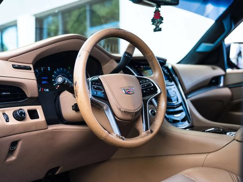 Used 2018 Cadillac Escalade Platinum RWD image 14