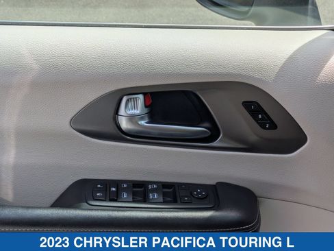 Used 2023 Chrysler Pacifica Touring-L FWD image 13