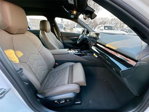 New 2026 BMW 550e xDrive image 22