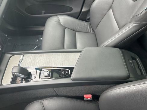 Used 2025 Volvo XC60 B5 Plus image 24