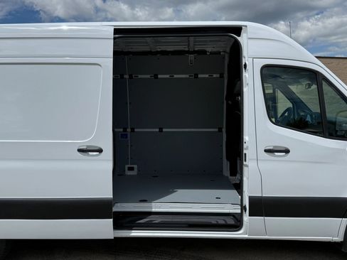 Used 2021 Mercedes-Benz Sprinter 2500 image 7