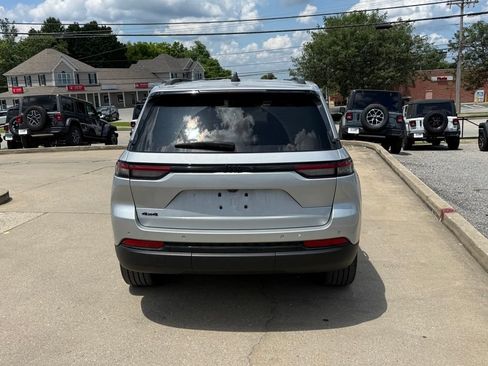 Used 2023 Jeep Grand Cherokee Altitude AWD/4WD image 7