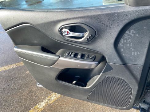 Used 2019 Jeep Cherokee Limited image 20